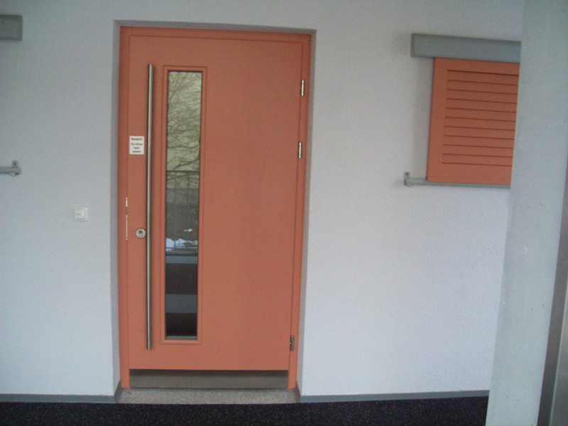 Tür orange Laubengangtür